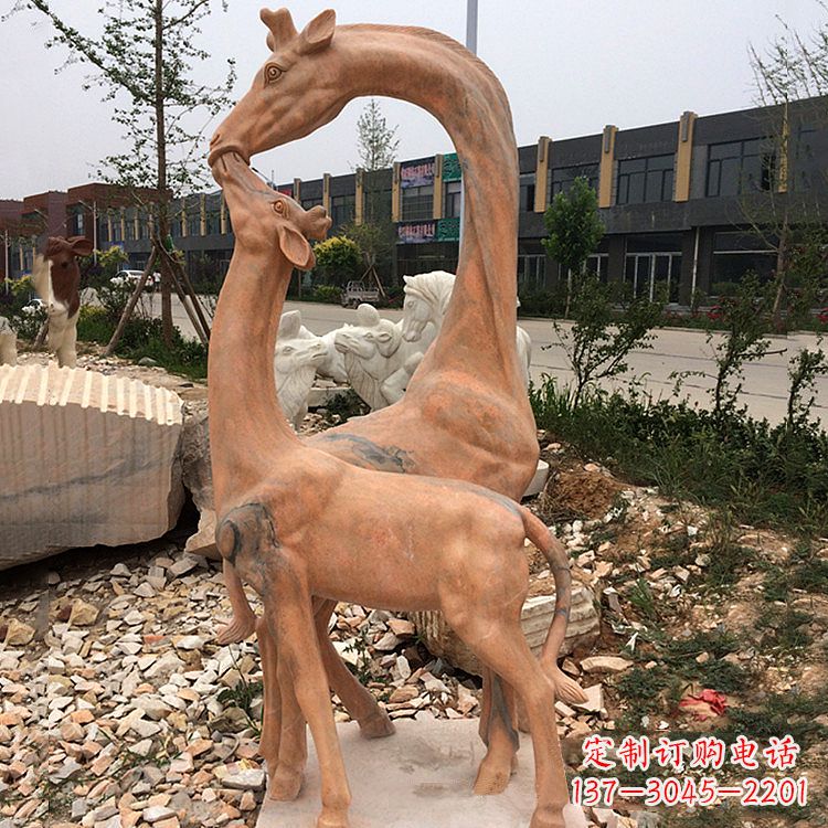 廊坊晚霞红石雕长颈鹿-校园公园母子亲情景观雕塑