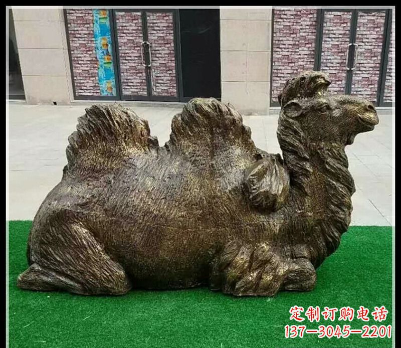 廊坊卧在草地的骆驼铜雕