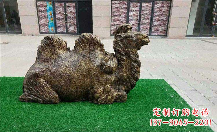 廊坊卧着的骆驼动物铜雕