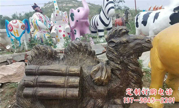 廊坊卧着的骆驼动物铜雕 (2)