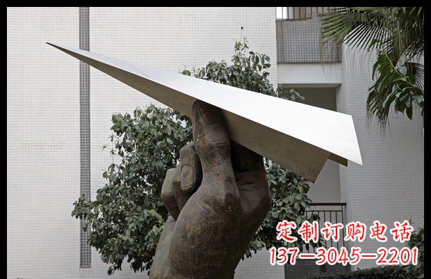 廊坊小区不锈钢手拿纸飞机雕塑