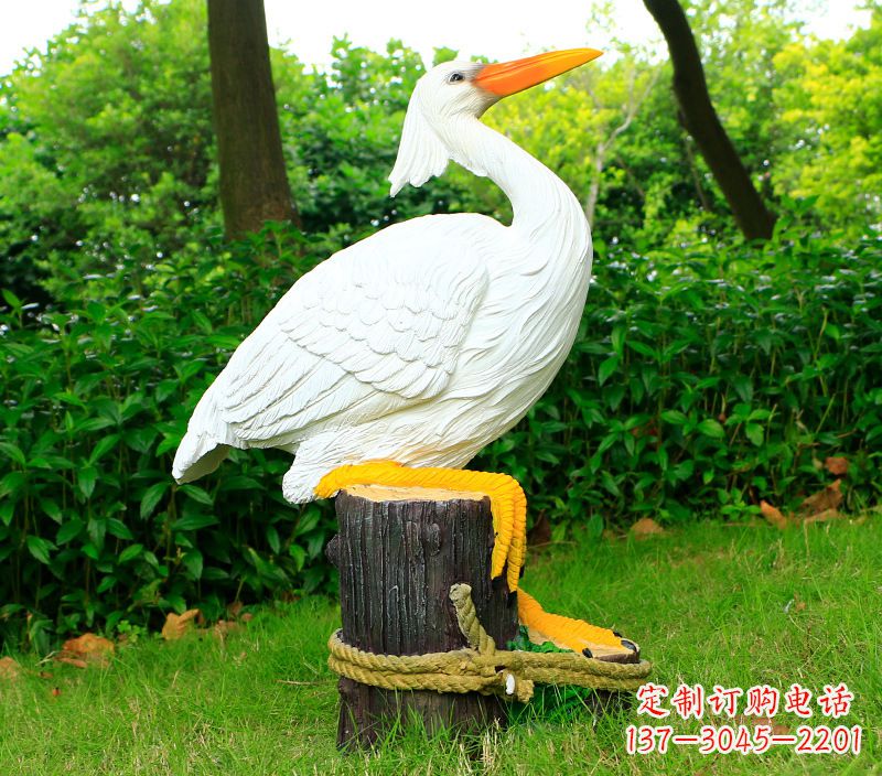 廊坊一男一女抱一只鸽子雕像