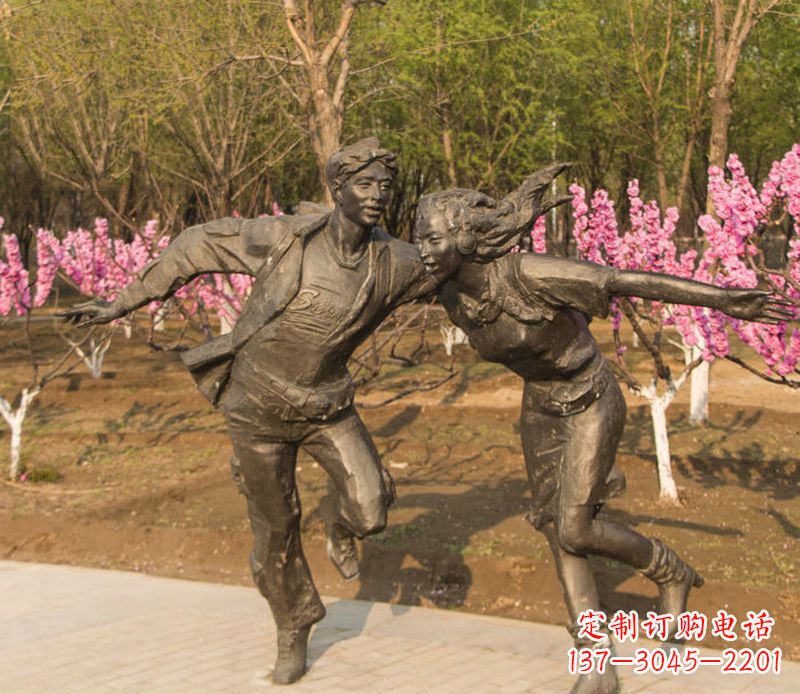 廊坊游玩的情侣铜雕