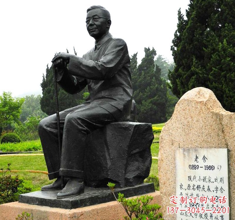 廊坊中国现代著名小说家老舍铜雕像