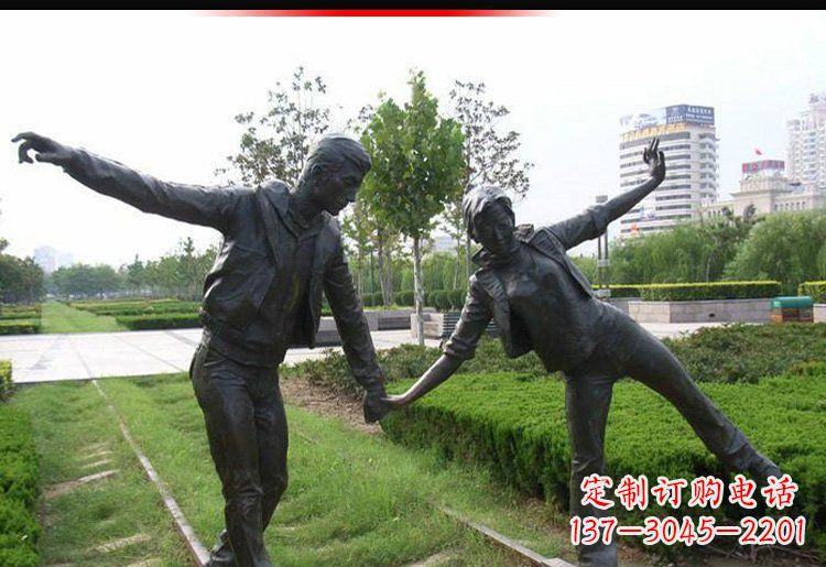 廊坊走铁轨的情侣铜雕