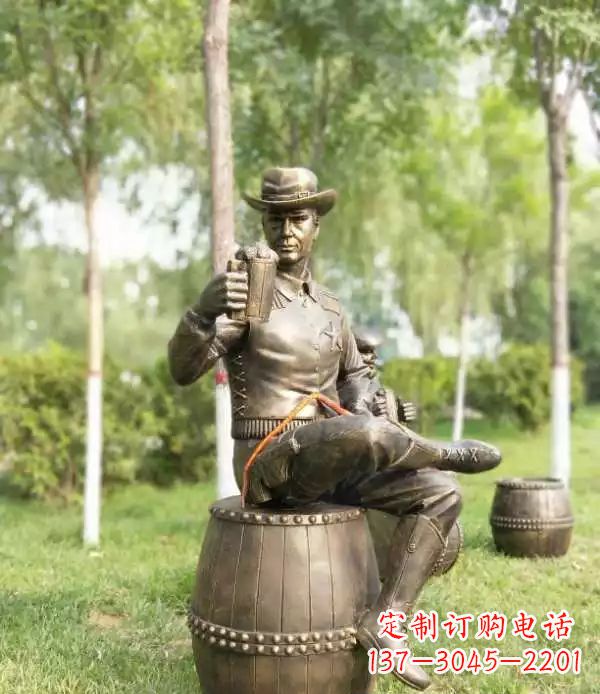 廊坊坐酒桶喝啤酒的牛仔铜雕