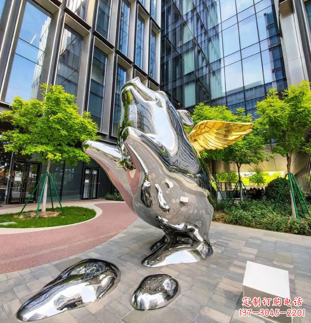 廊坊猪雕塑-酒店门口一只带翅膀不锈钢镜面猪雕塑