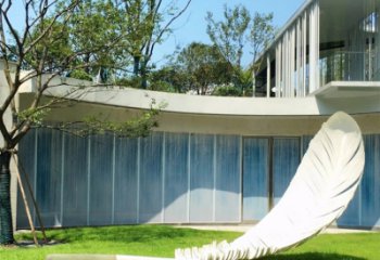 廊坊羽毛雕塑-景区别墅一个飘逸的不锈钢羽毛雕塑